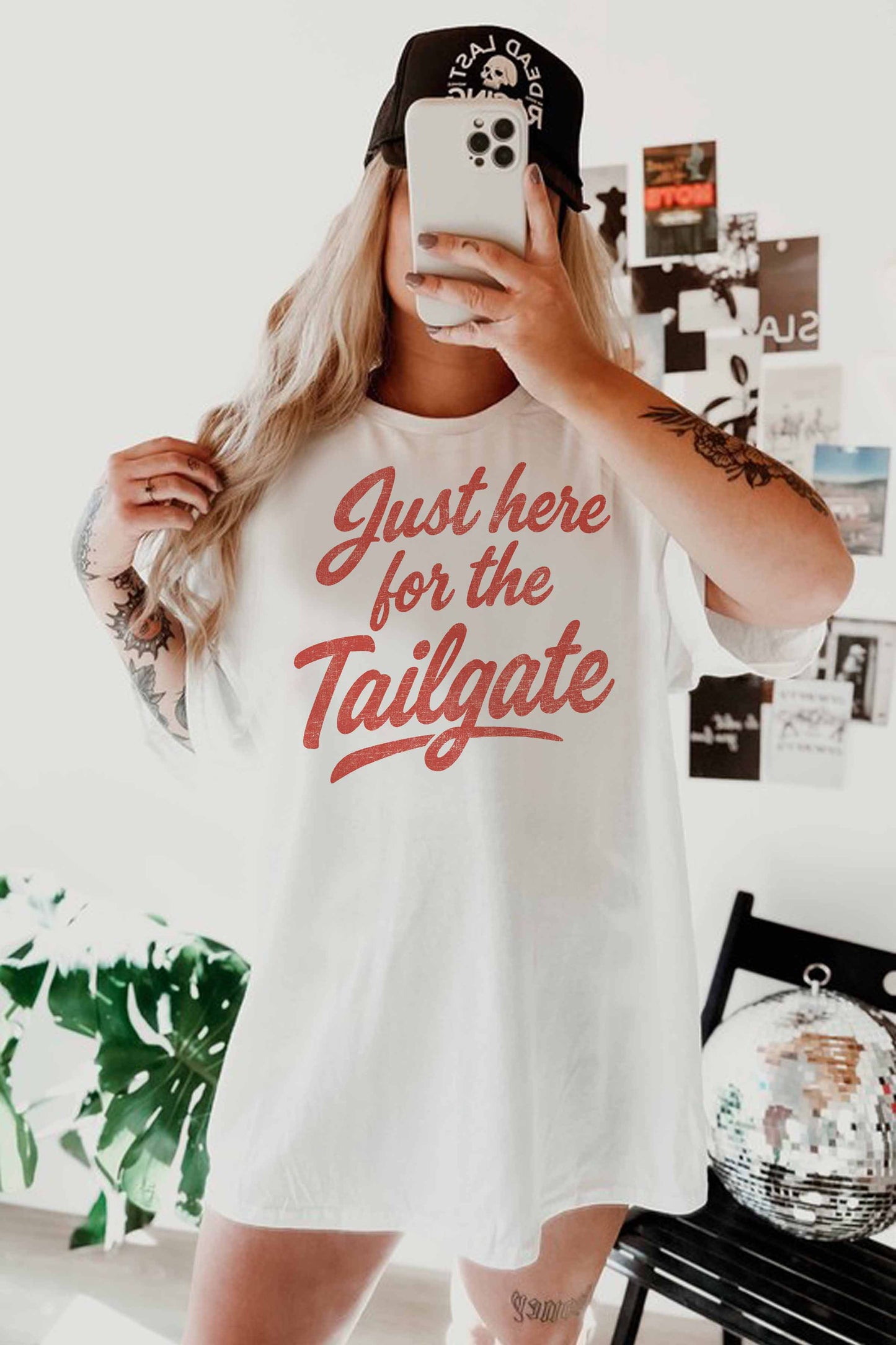T-shirt oversize grafica “Just Here for the Tailgate”