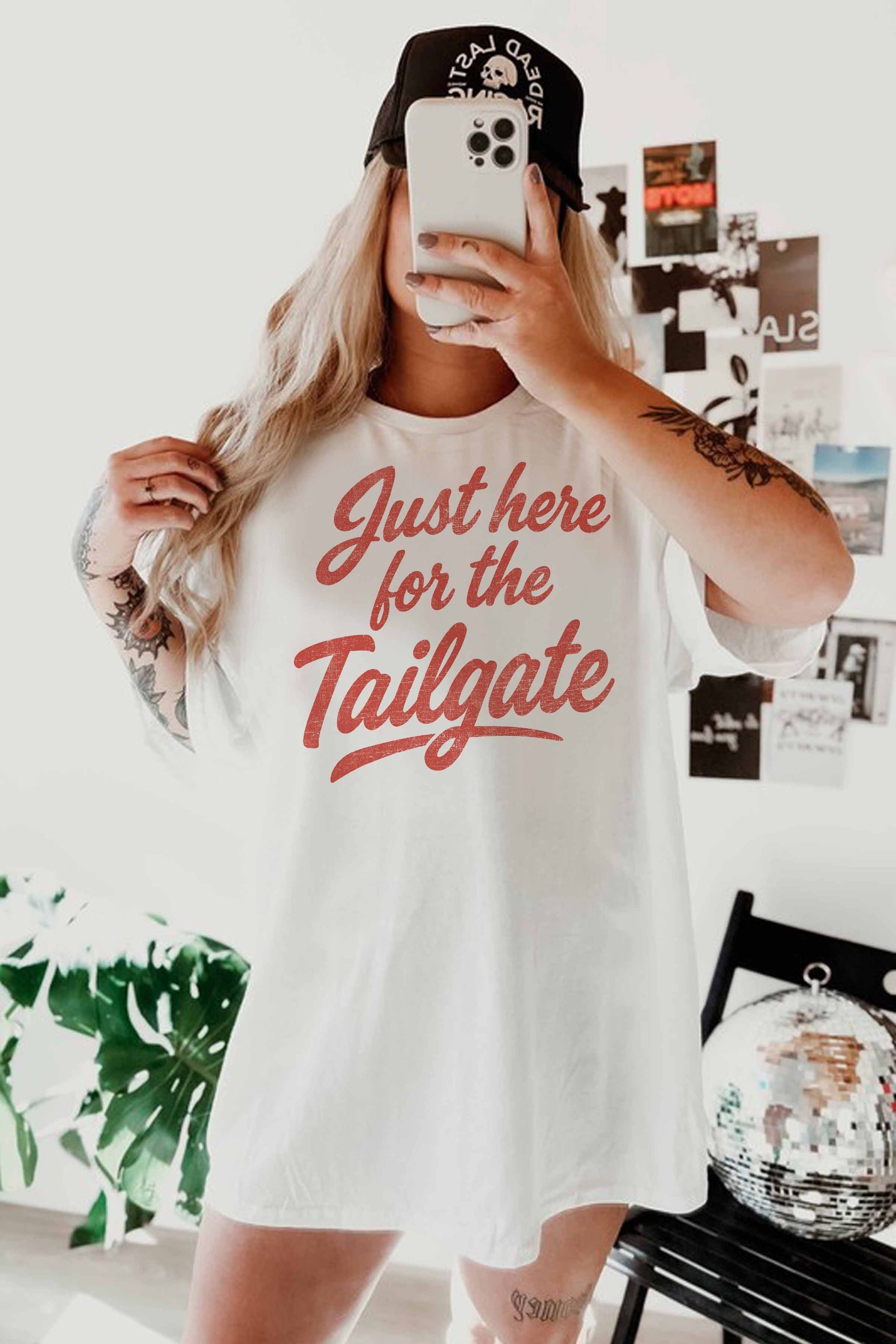 T-shirt oversize grafica “Just Here for the Tailgate”
