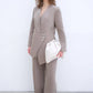 Completo elegante con blazer asimmetrico e pantaloni palazzo con bottoni gioiello