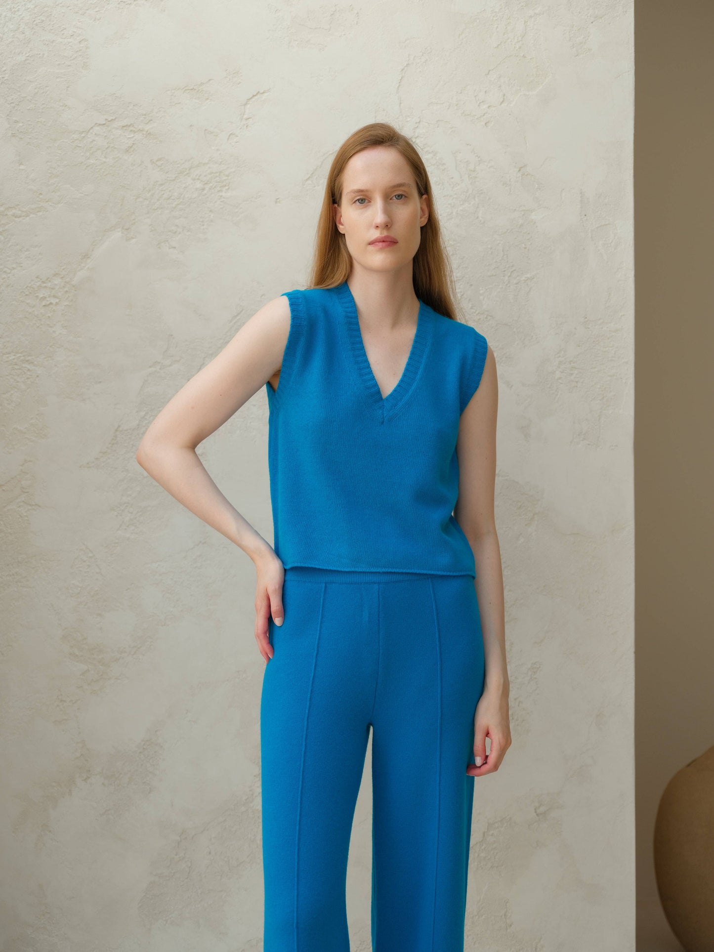 Top smanicato in misto cashmere con scollo a V