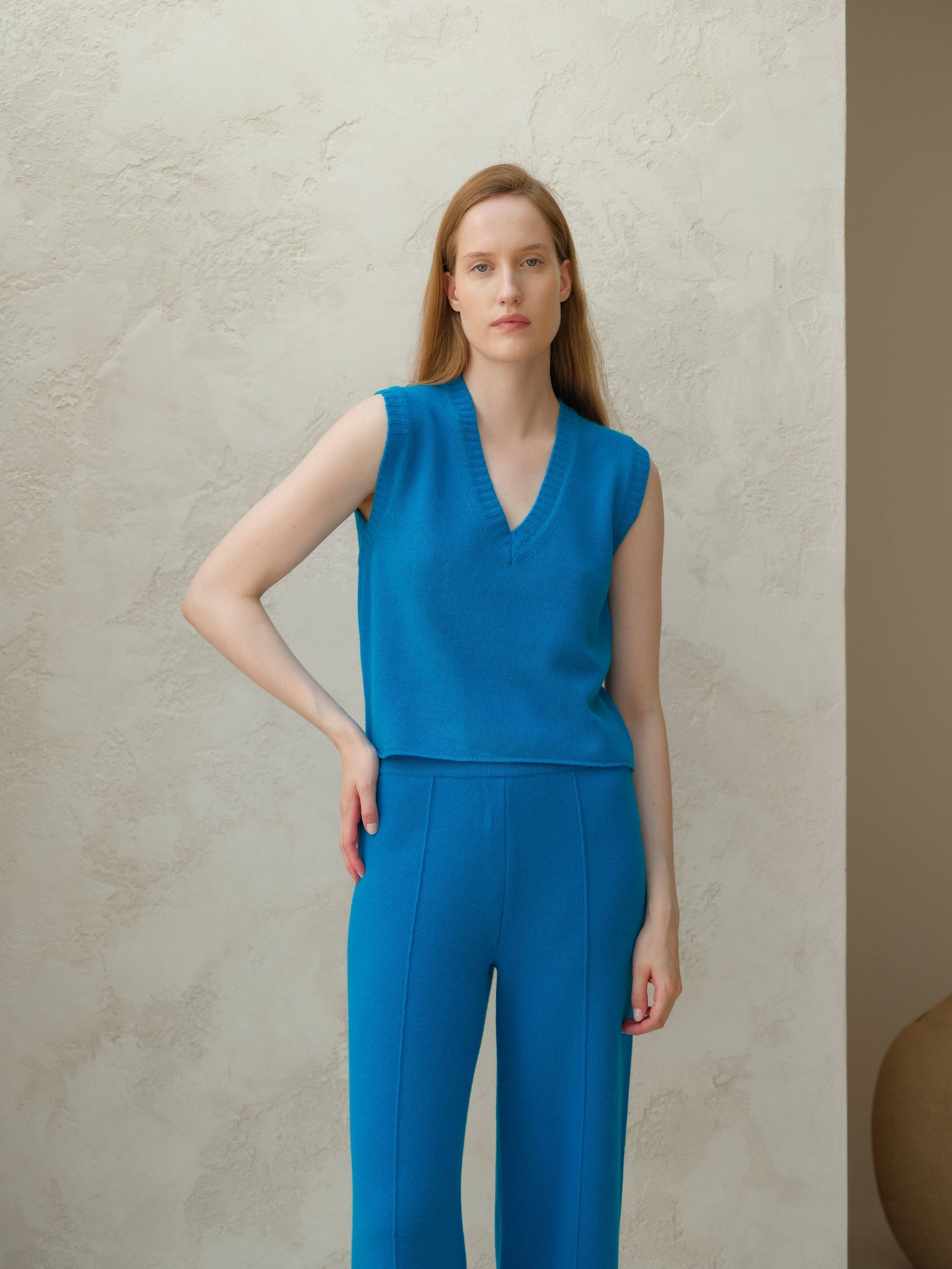 Top smanicato in misto cashmere con scollo a V