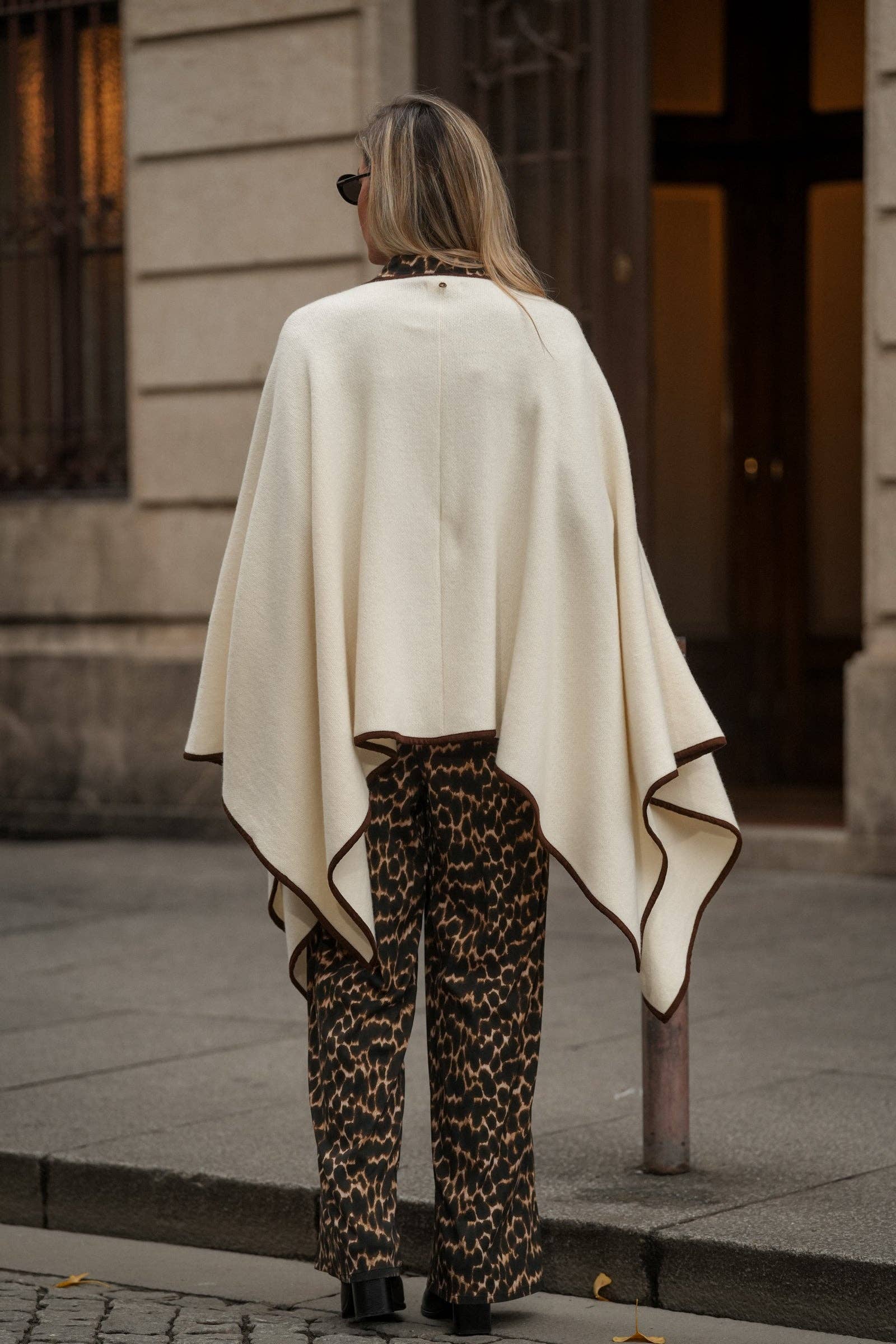 Poncho in lana con bordatura a contrasto