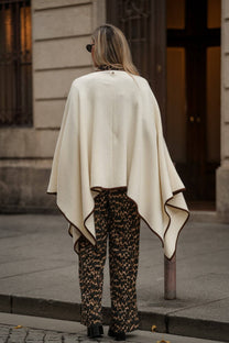 Poncho in lana con bordatura a contrasto