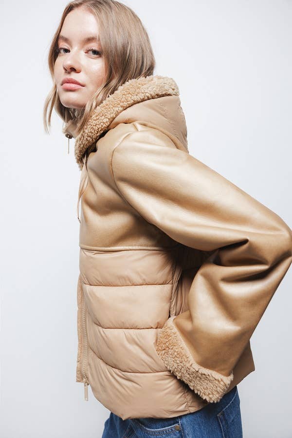 Giacca in ecopelle con cappuccio e zip