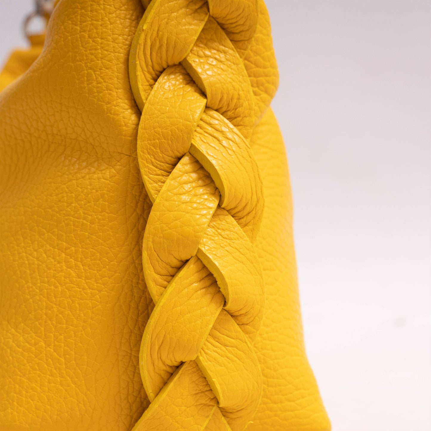 Borsa a tracolla intrecciata in pelle