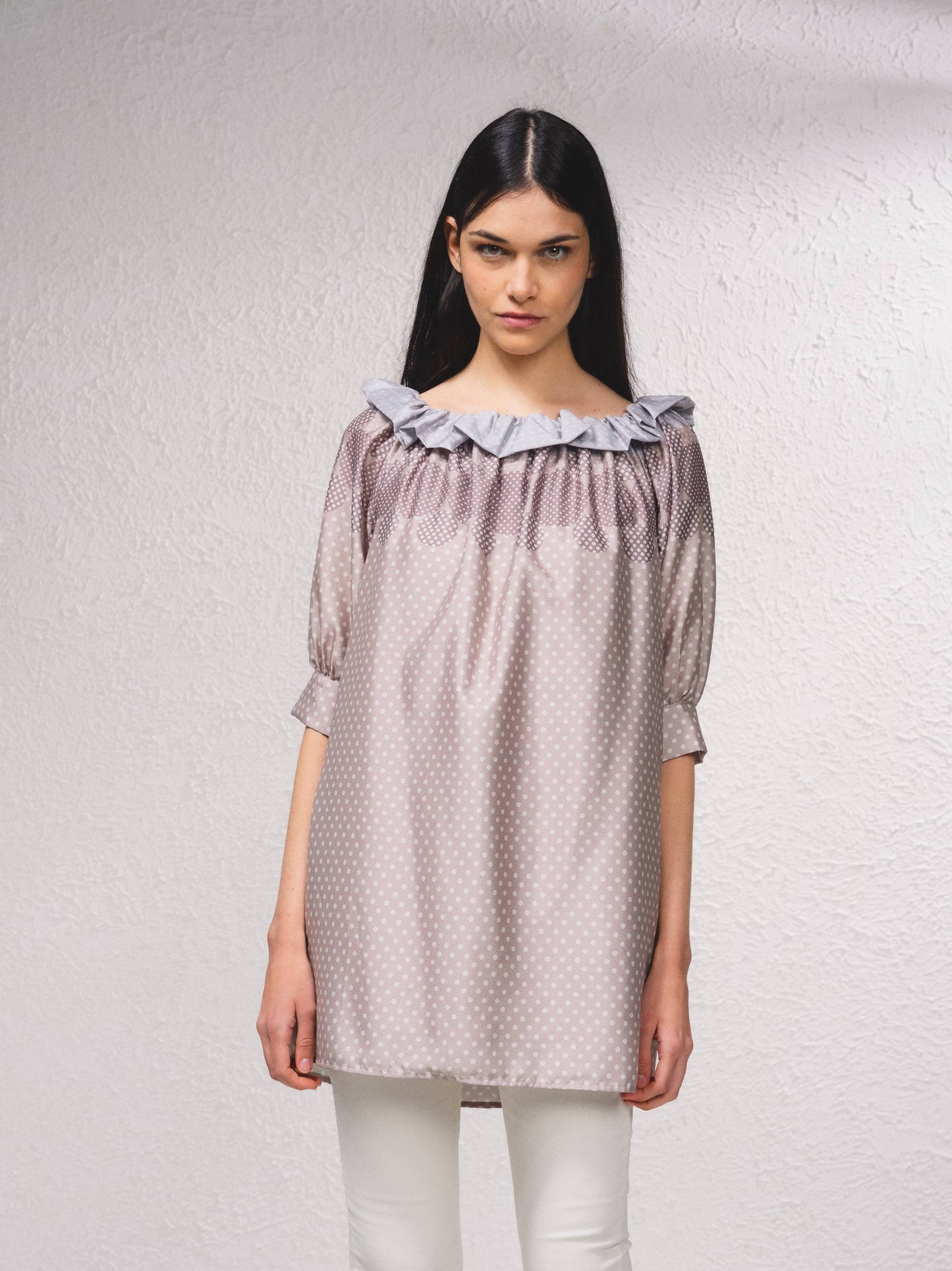 Blusa lunga a pois con scollo a barca e volant