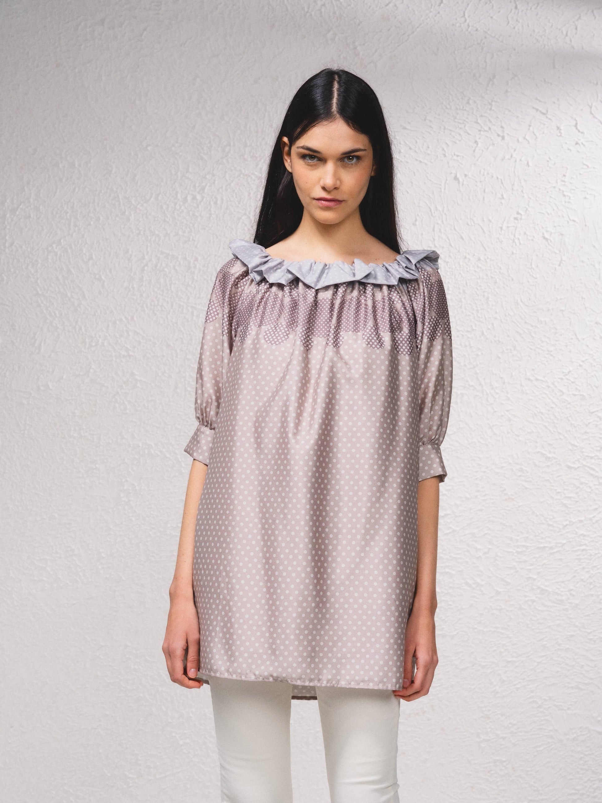 Blusa lunga a pois con scollo a barca e volant