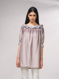 Blusa lunga a pois con scollo a barca e volant