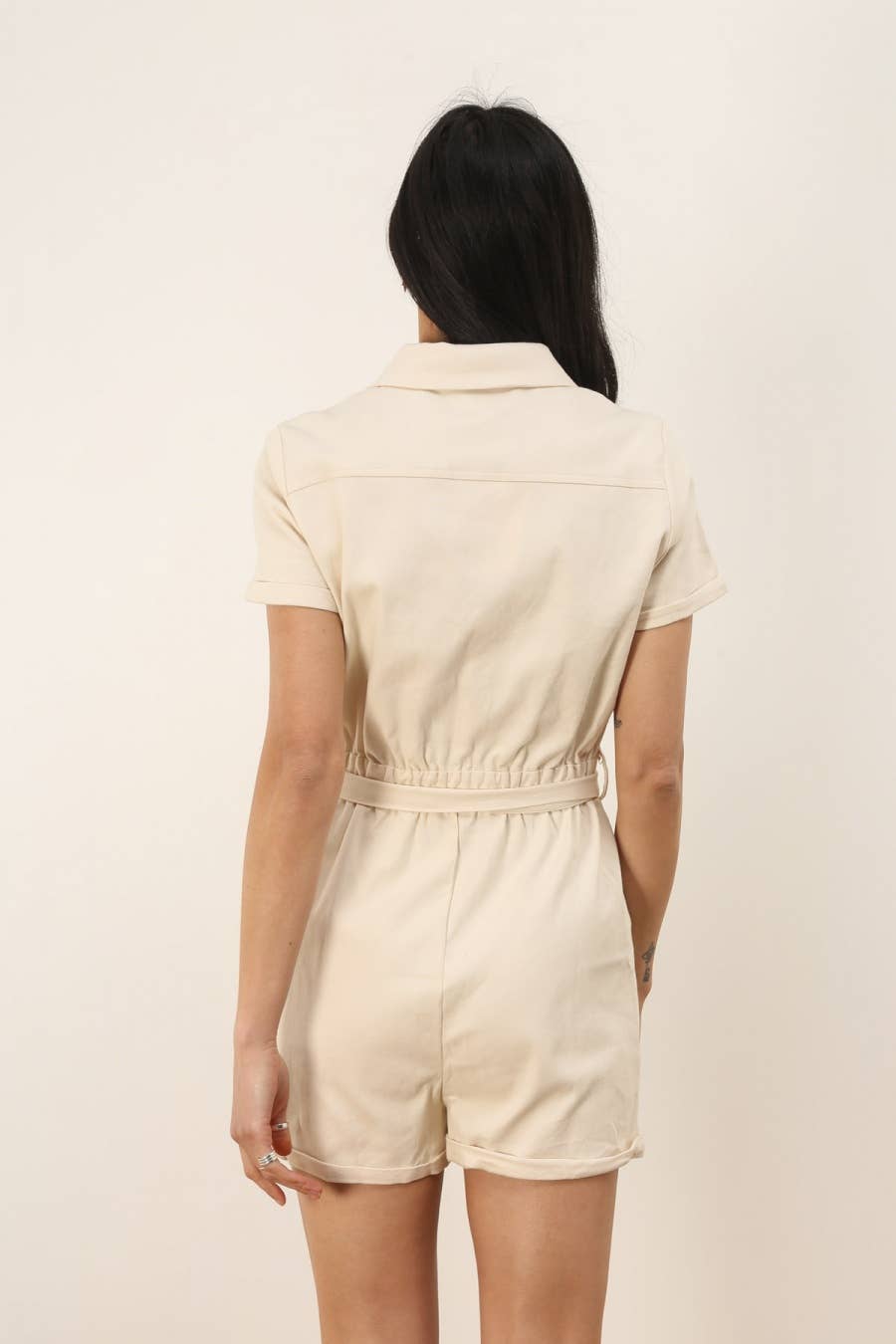 Tuta corta Candice con scollo a V e vita elasticizzata