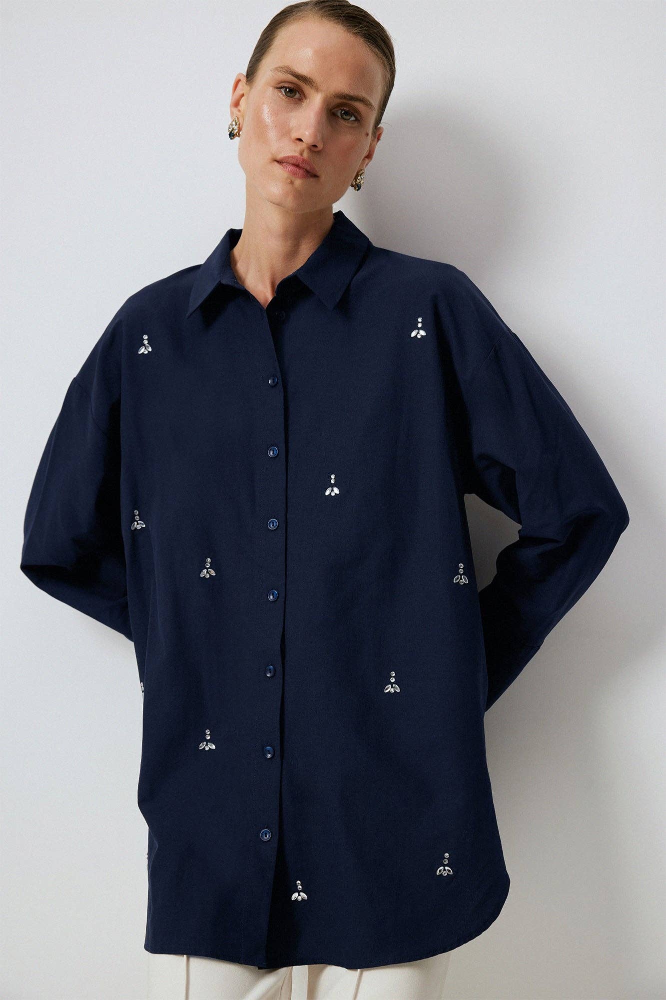 Camicia ricamata con applicazioni gioiello blu navy