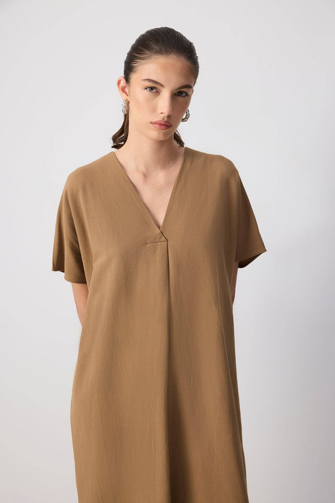 Abito midi minimalista in cotone con scollo a V e maniche corte