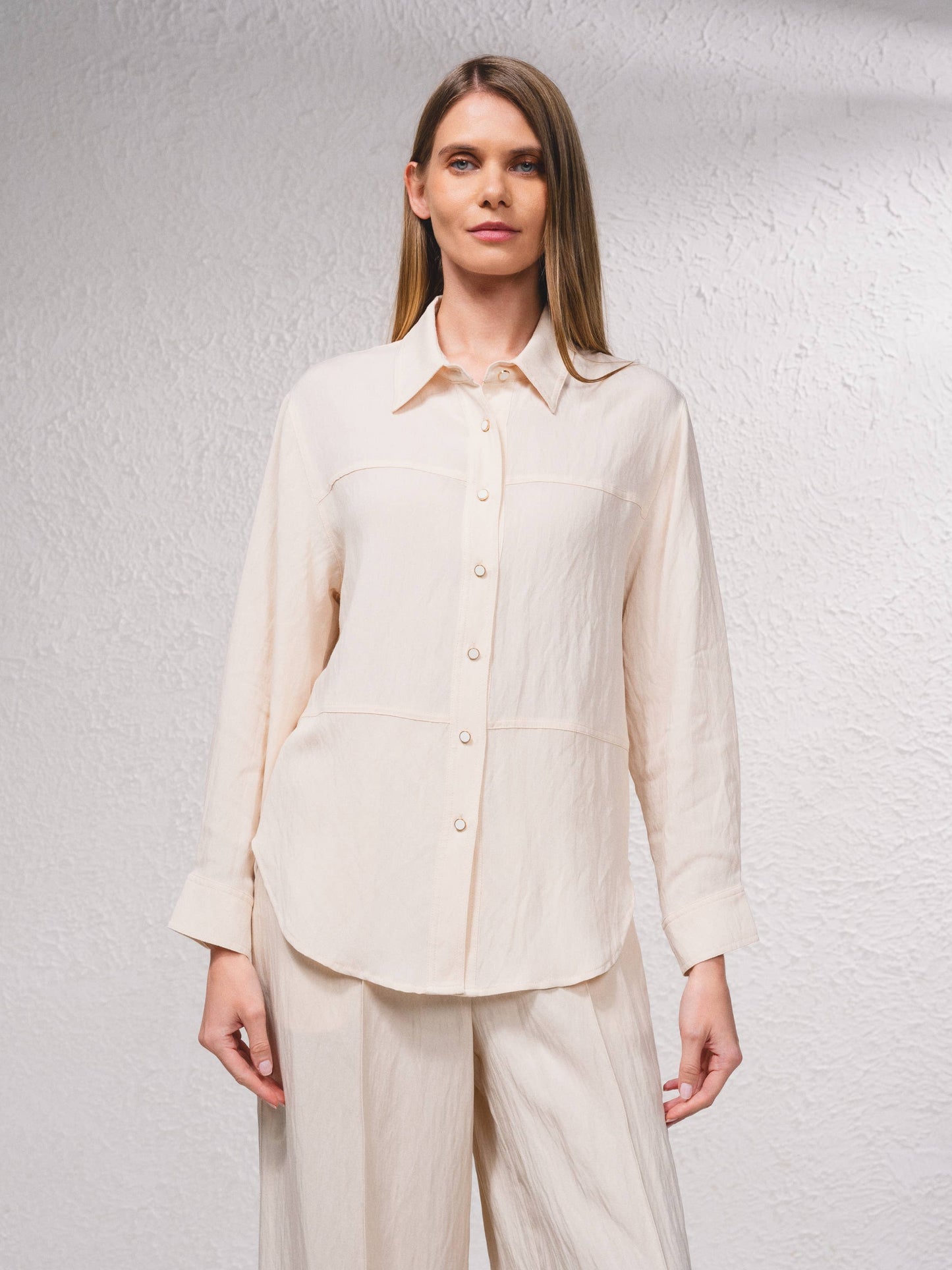 Camicetta oversize con bottoni frontali e colletto classico