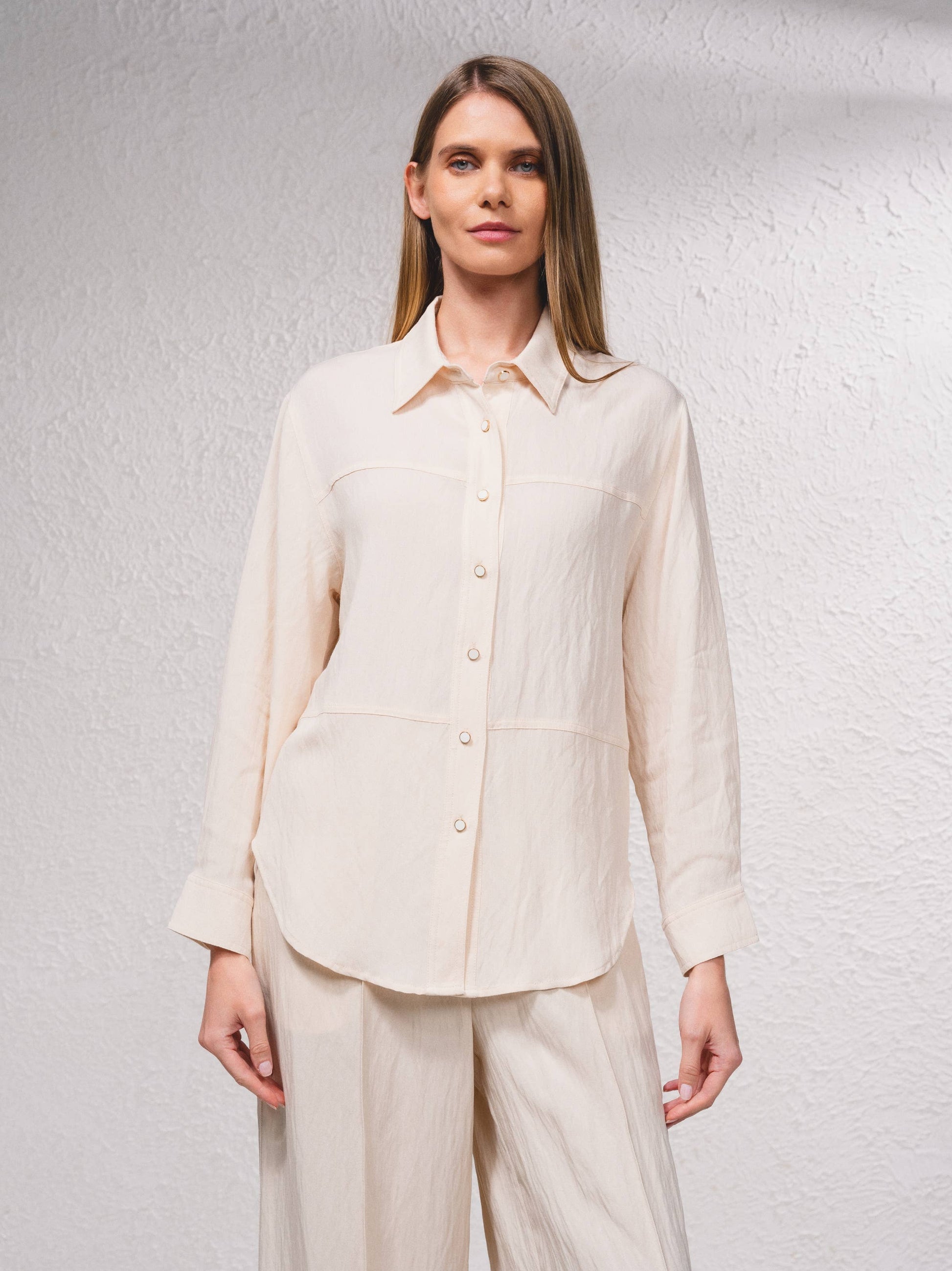Camicetta oversize con bottoni frontali e colletto classico