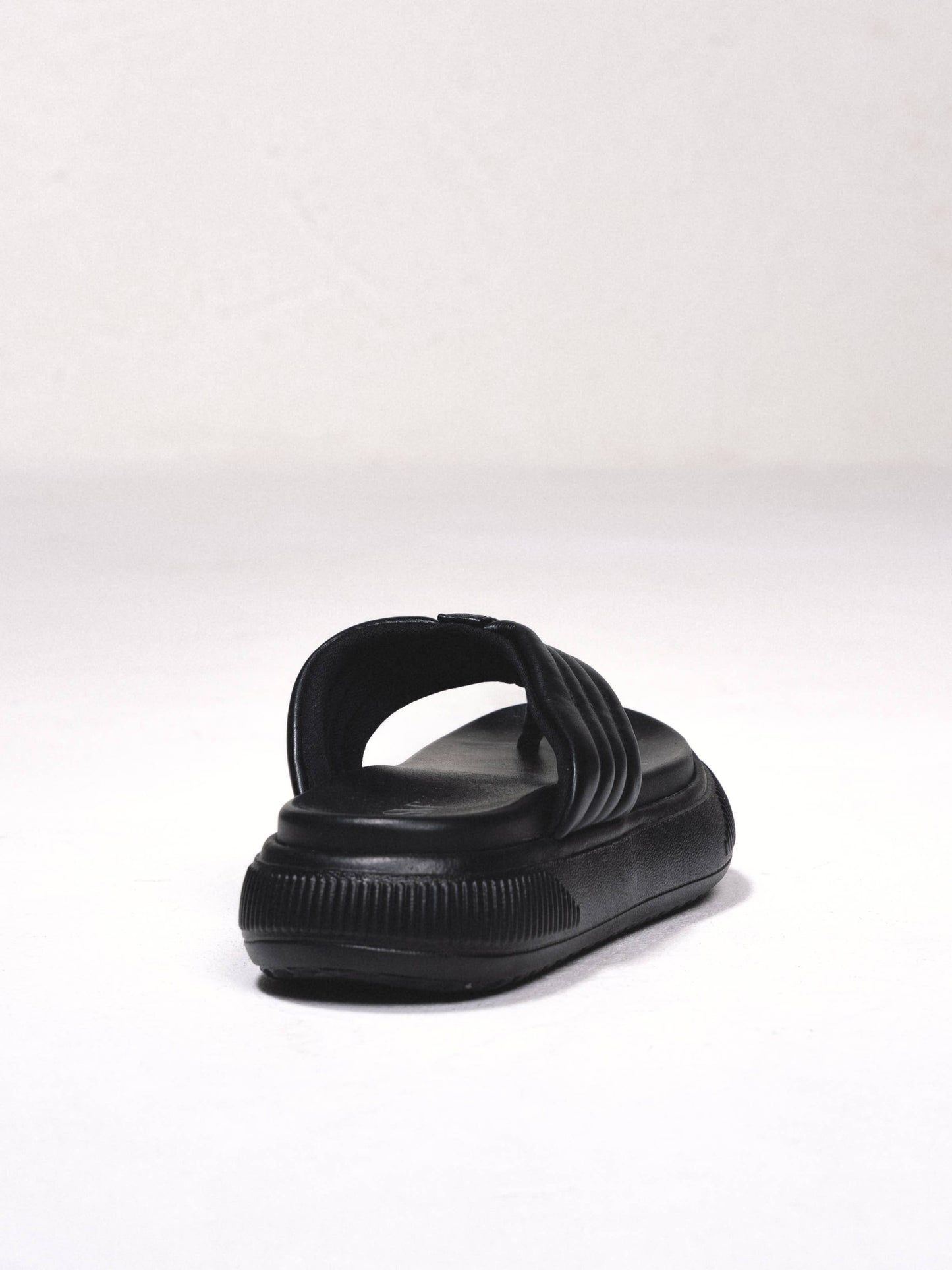 Sandali infradito platform con zeppa e fasce imbottite