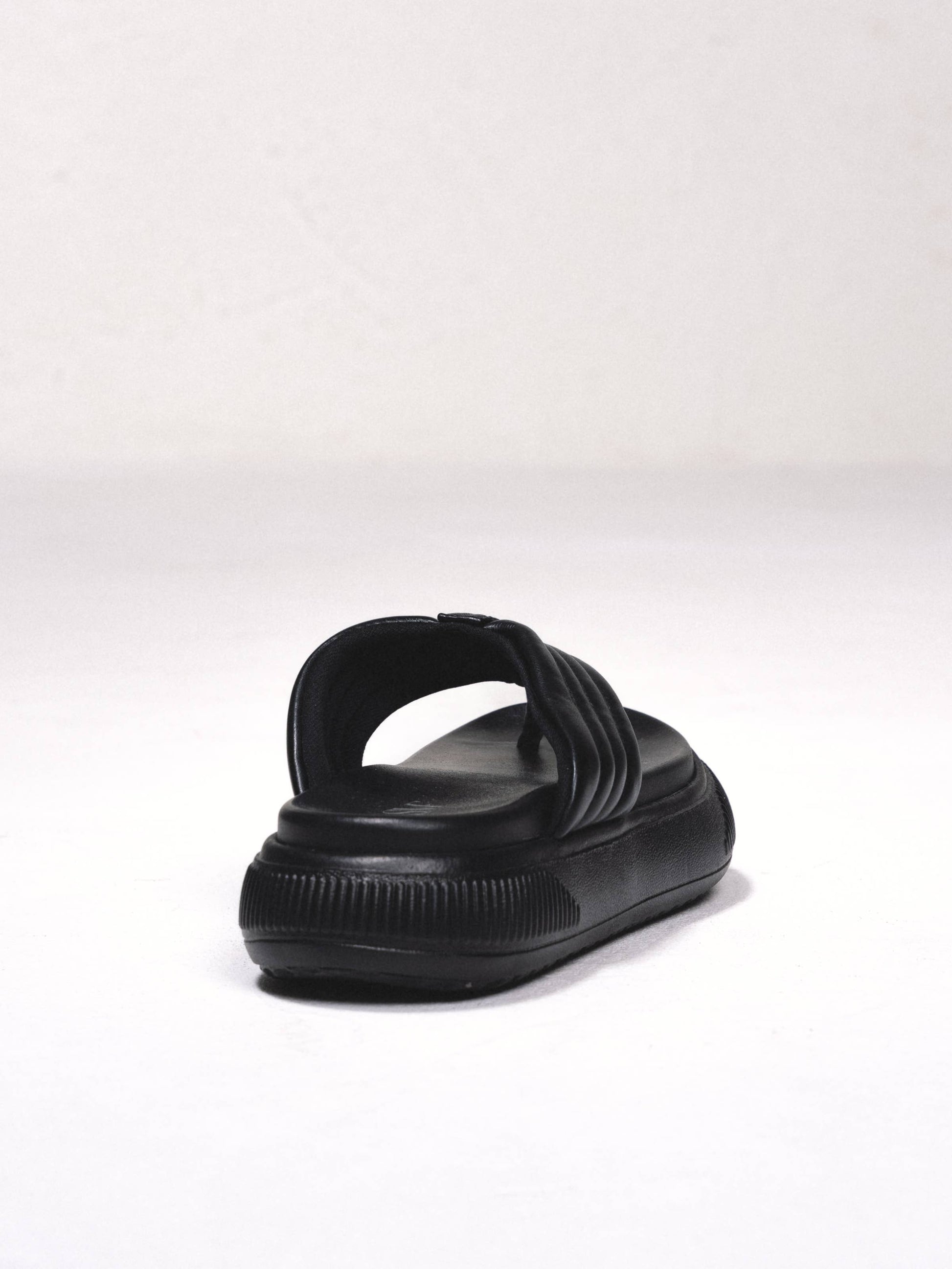 Sandali infradito platform con zeppa e fasce imbottite