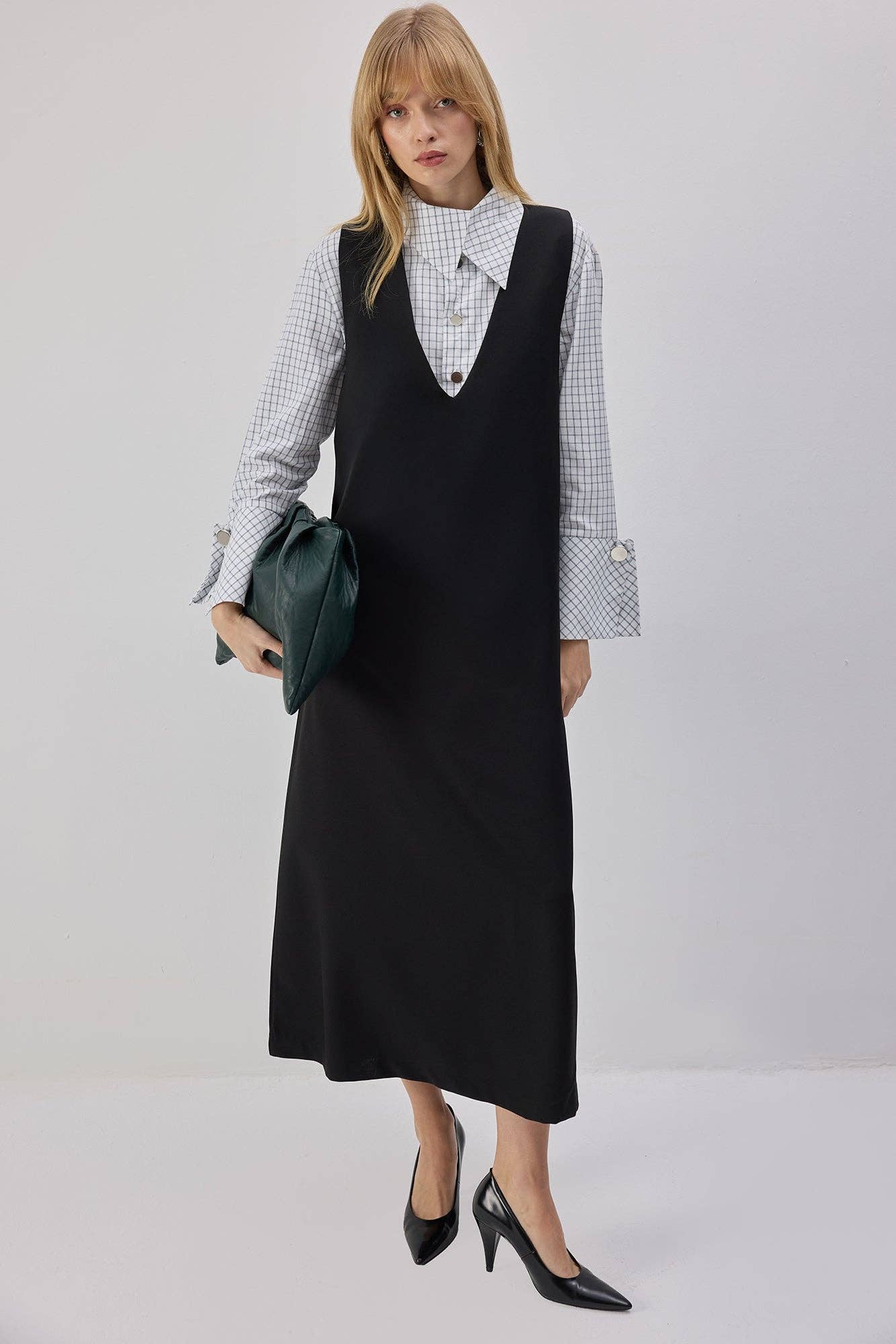 Abito pinafore nero con scollo a V