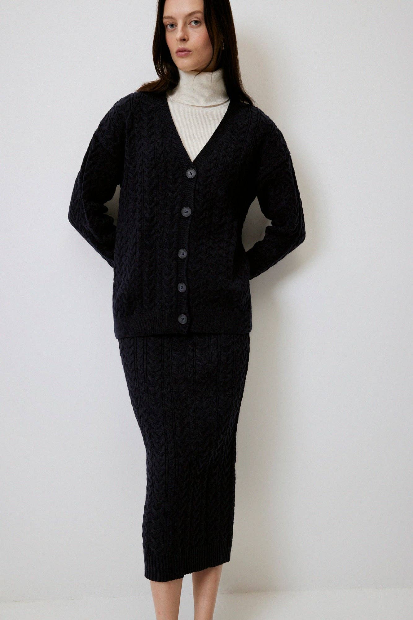 Completo in maglia con gonna midi e cardigan