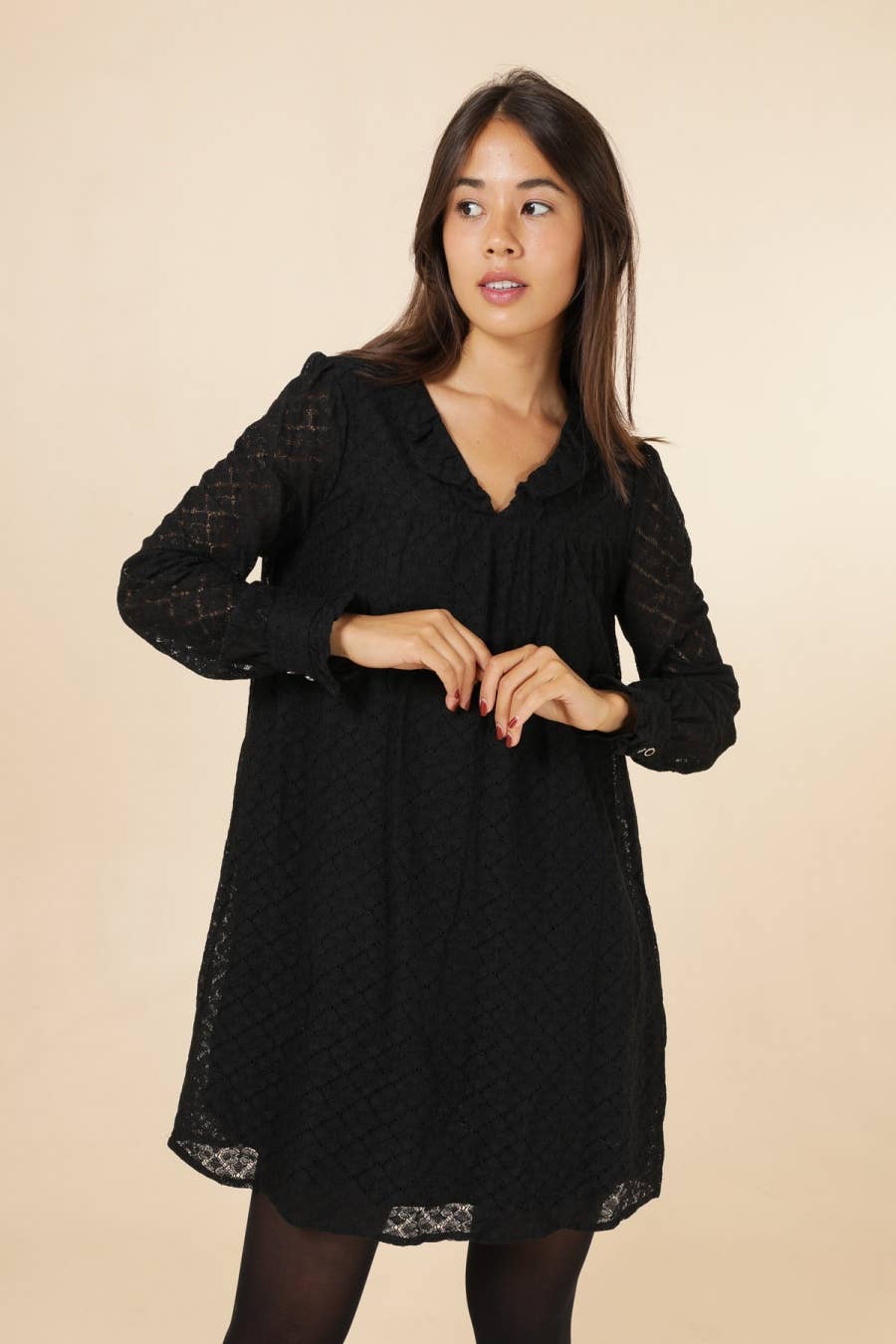 Abito corto in pizzo nero con scollo a V e volant