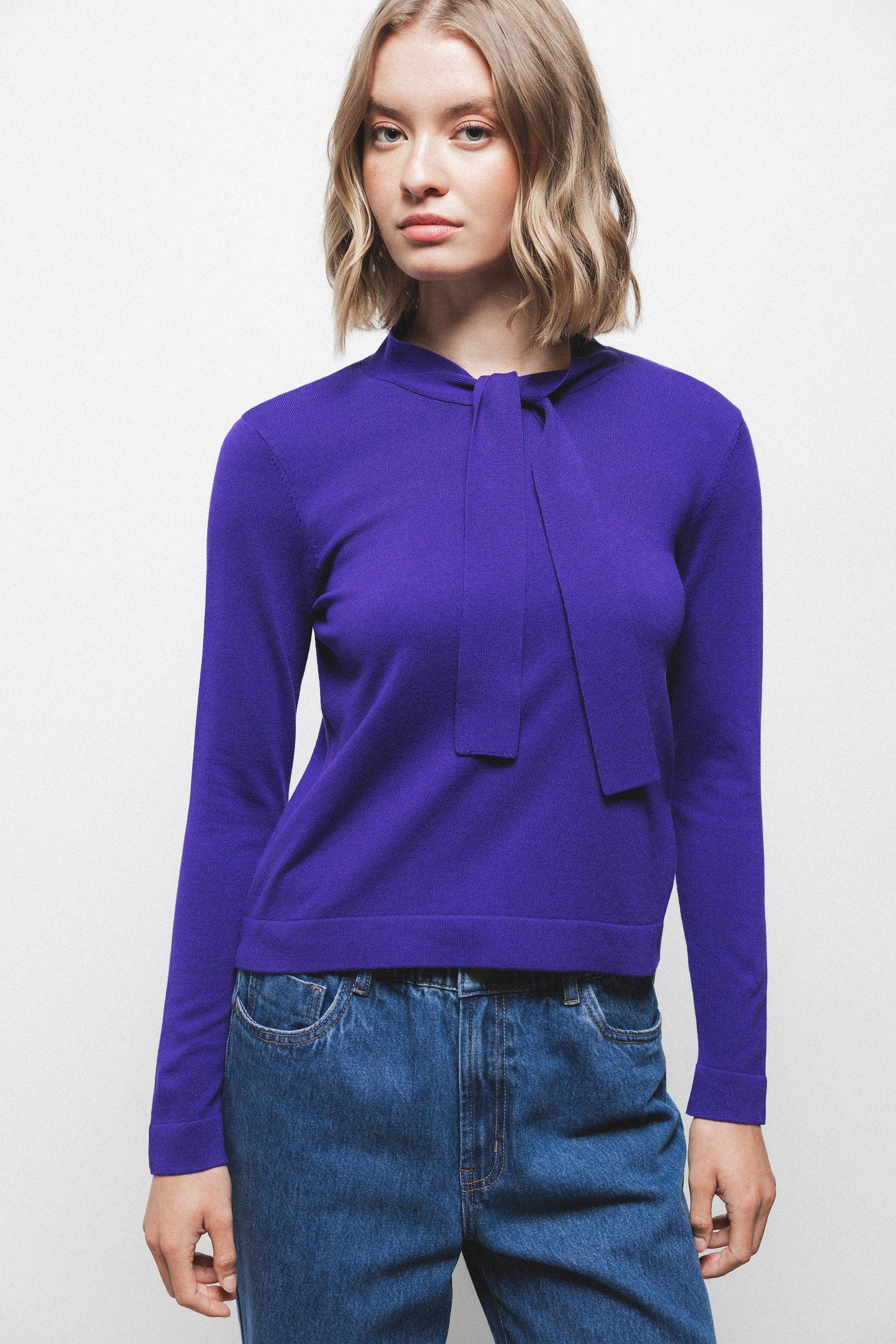 Maglione in maglia rasata con fiocco e scollo a V