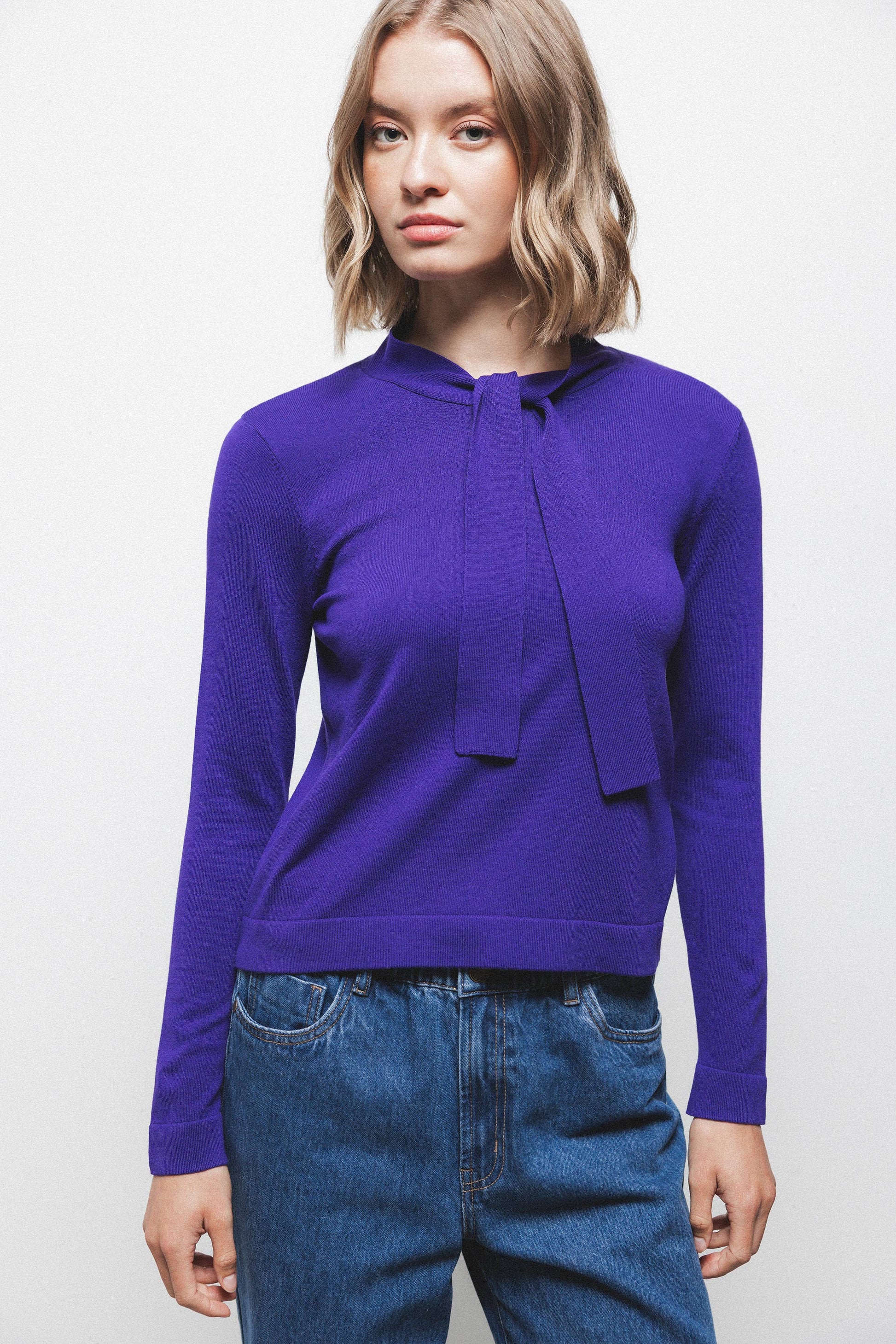 Maglione in maglia rasata con fiocco e scollo a V