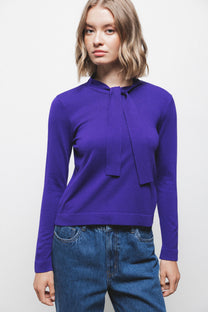 Maglione in maglia rasata con fiocco e scollo a V