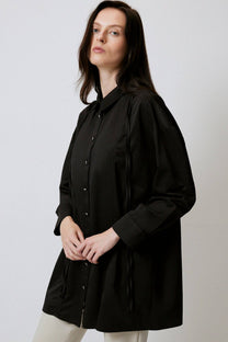 Camicia nera oversize con cinturini e bottoni in metallo