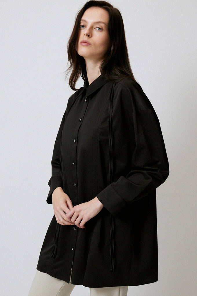 Camicia nera oversize con cinturini e bottoni in metallo