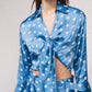 Blusa satinata a pois con fiocco