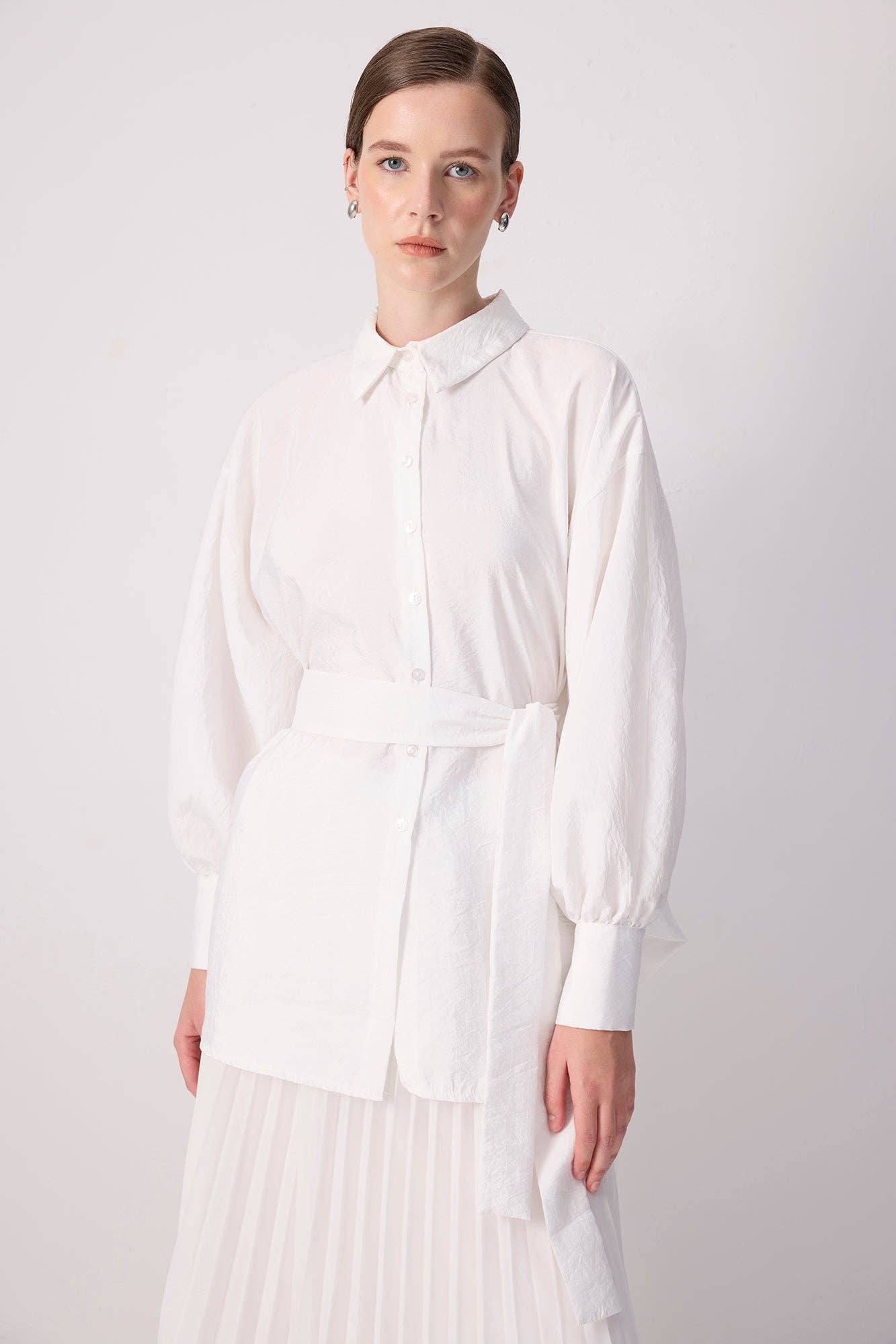 Camicia asimmetrica effetto cupro con cintura e maniche a pipistrello