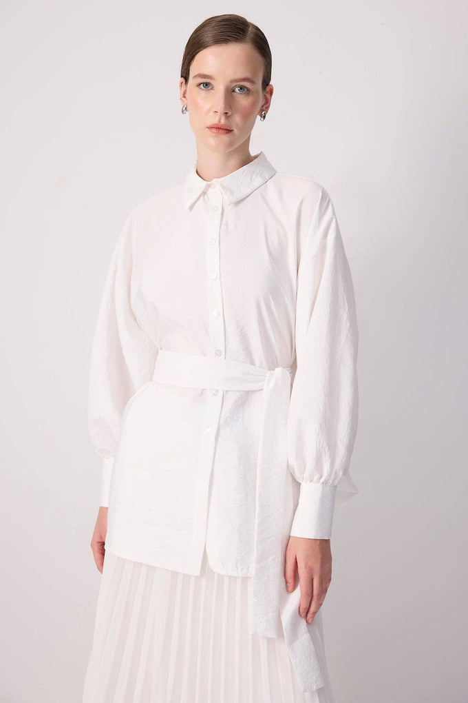Camicia oversize in cupro con maniche a pipistrello e cintura