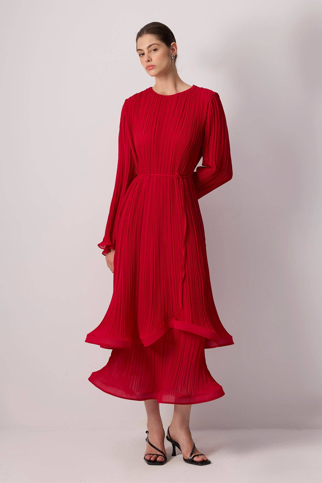 Abito lungo elegante in chiffon plissettato con maniche fluide