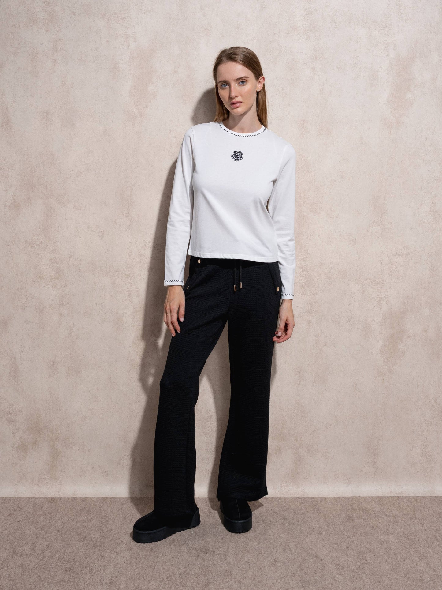 T-shirt donna in cotone con ricamo e maniche lunghe