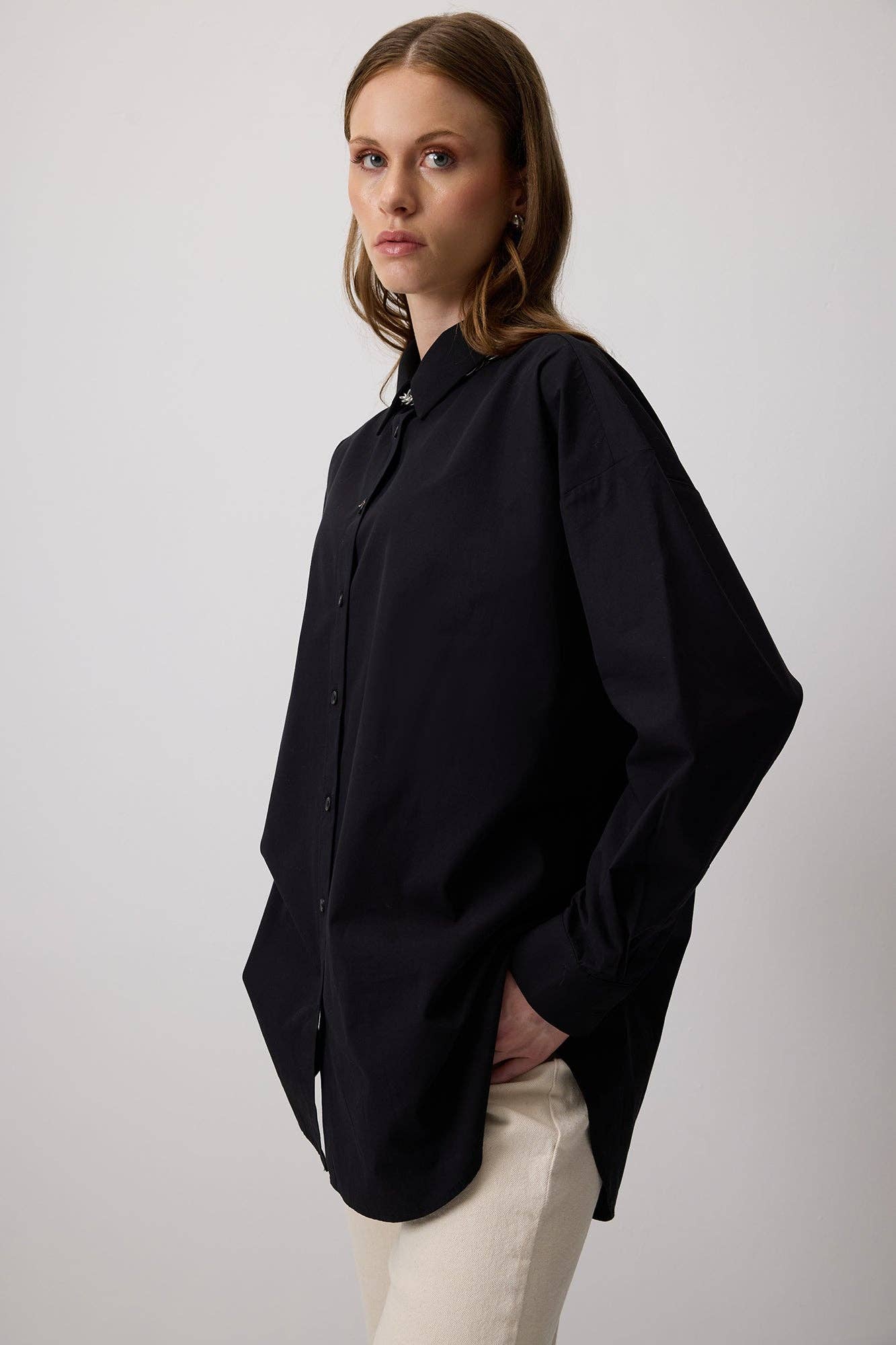 Camicia oversize nera dalla vestibilità comoda