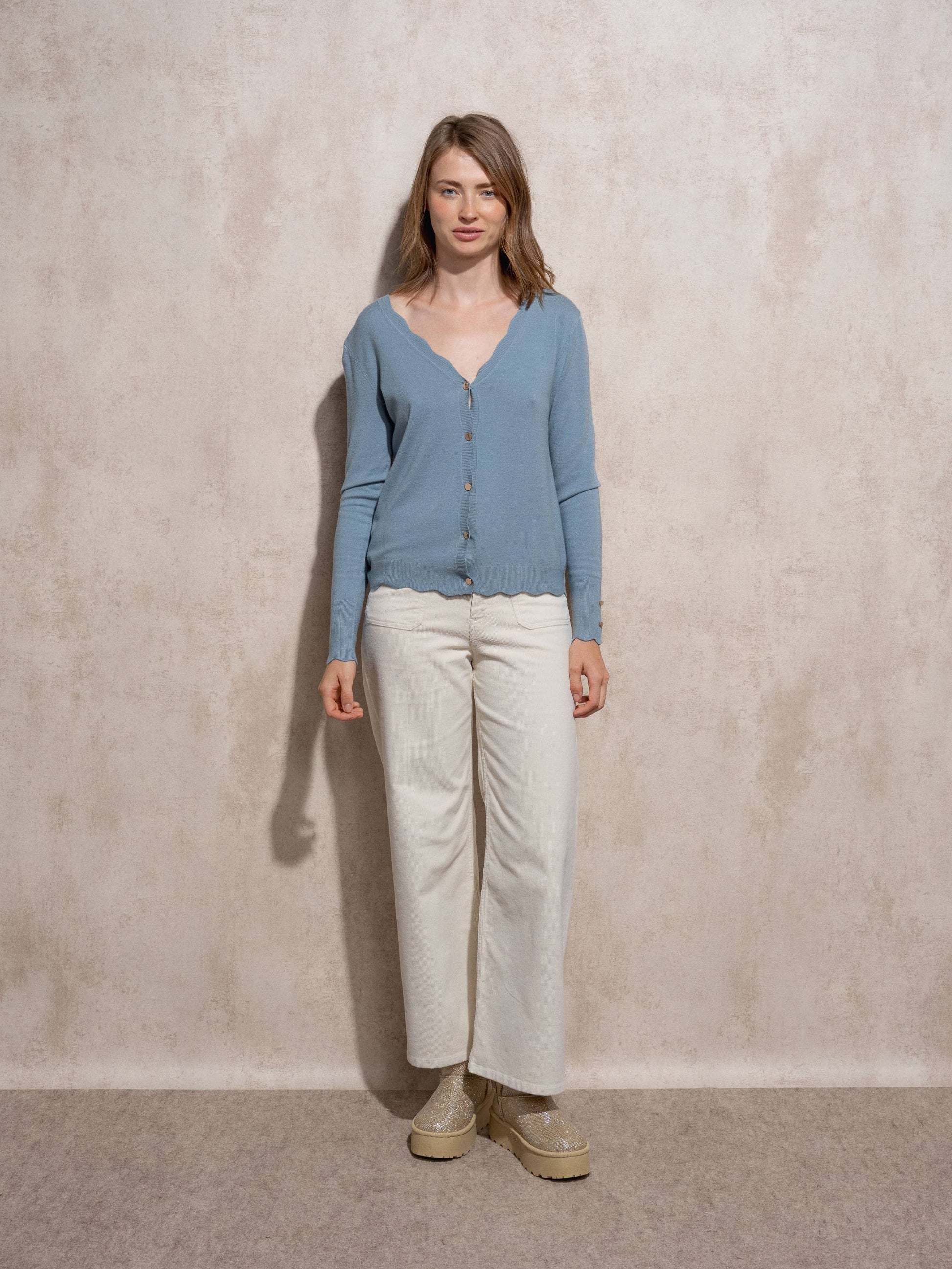 Cardigan in maglia con bottoni dorati