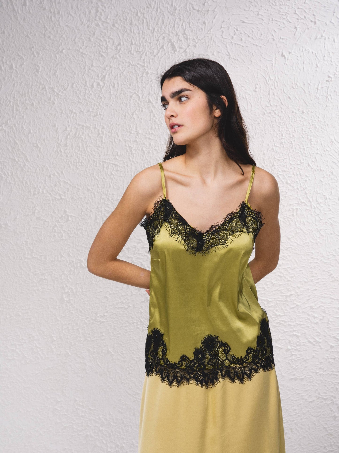 Top fluido con pizzo e scollo a V