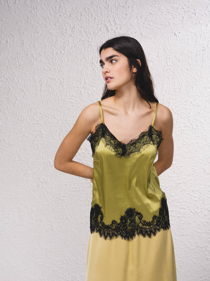 Top fluido con pizzo e scollo a V