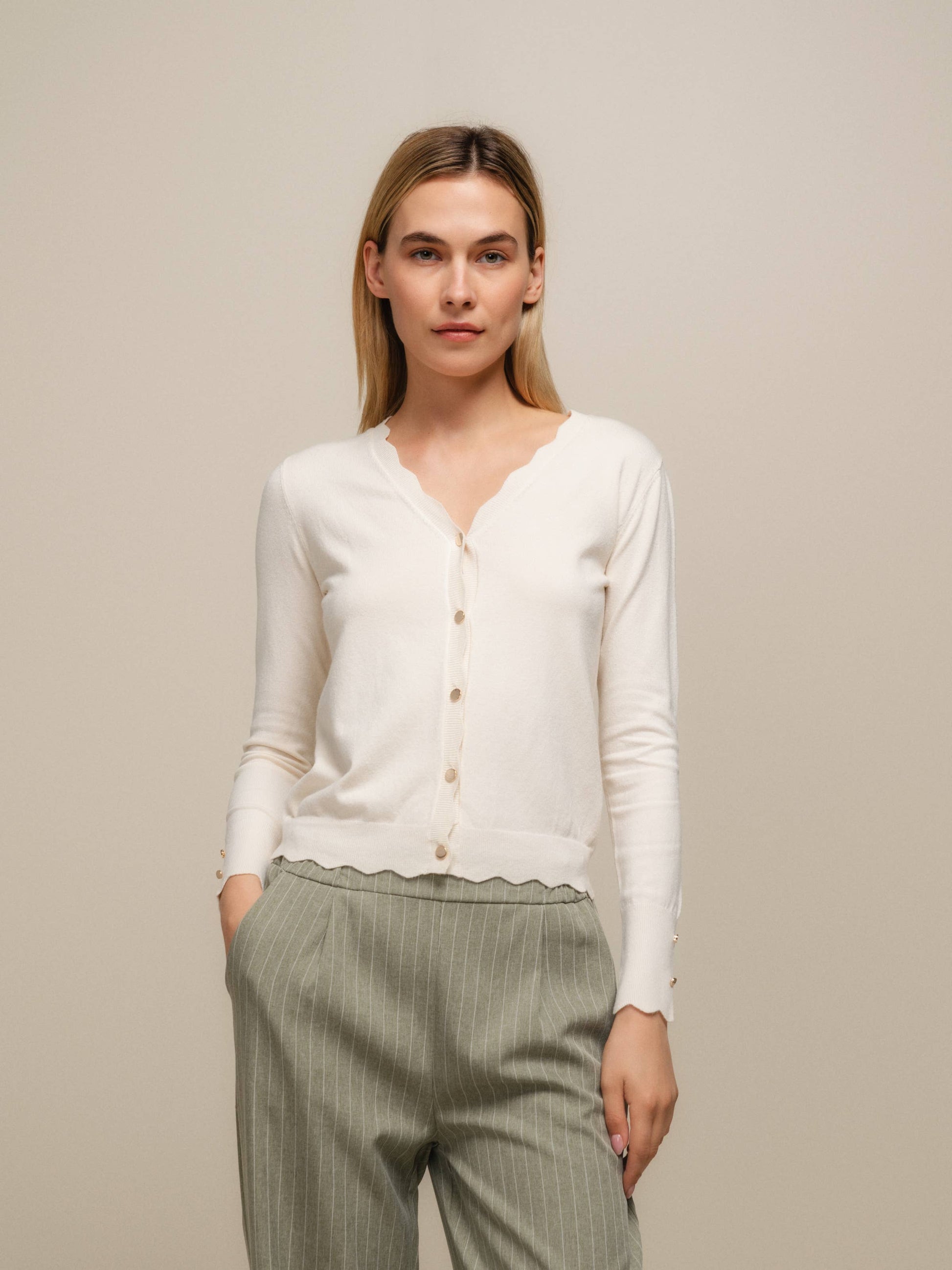Cardigan in maglia con scollo a V smerlato