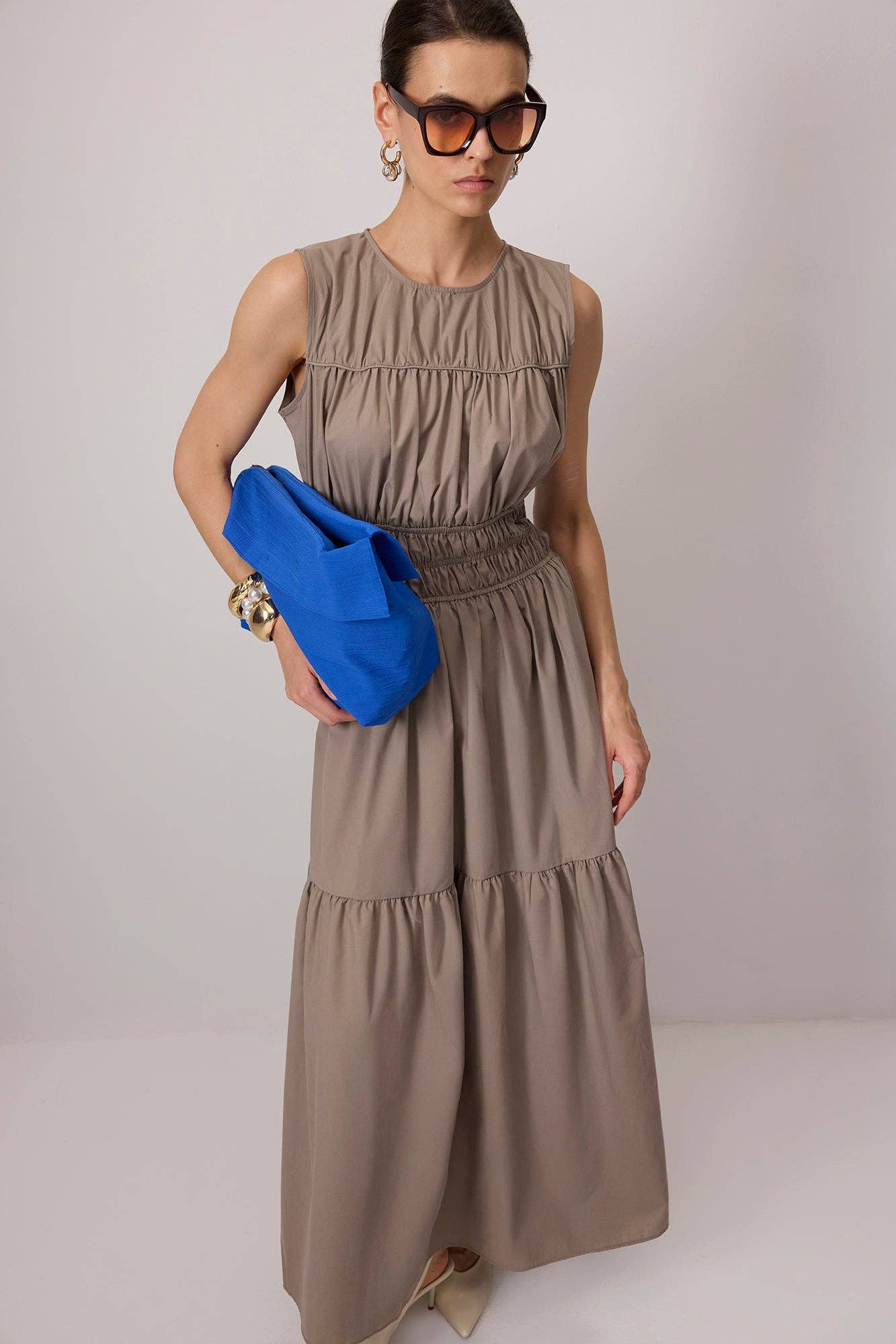 Abito maxi senza maniche in popeline con vita smock e balze