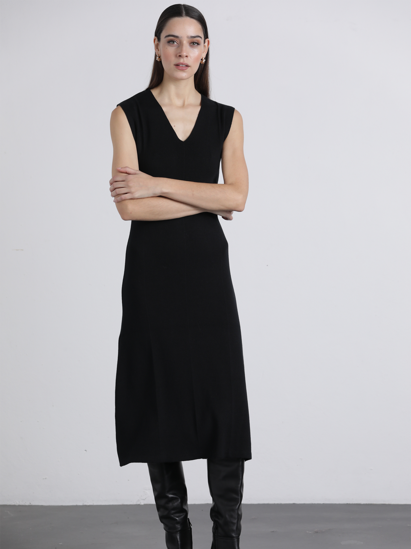 Abito midi nero con scollo a V