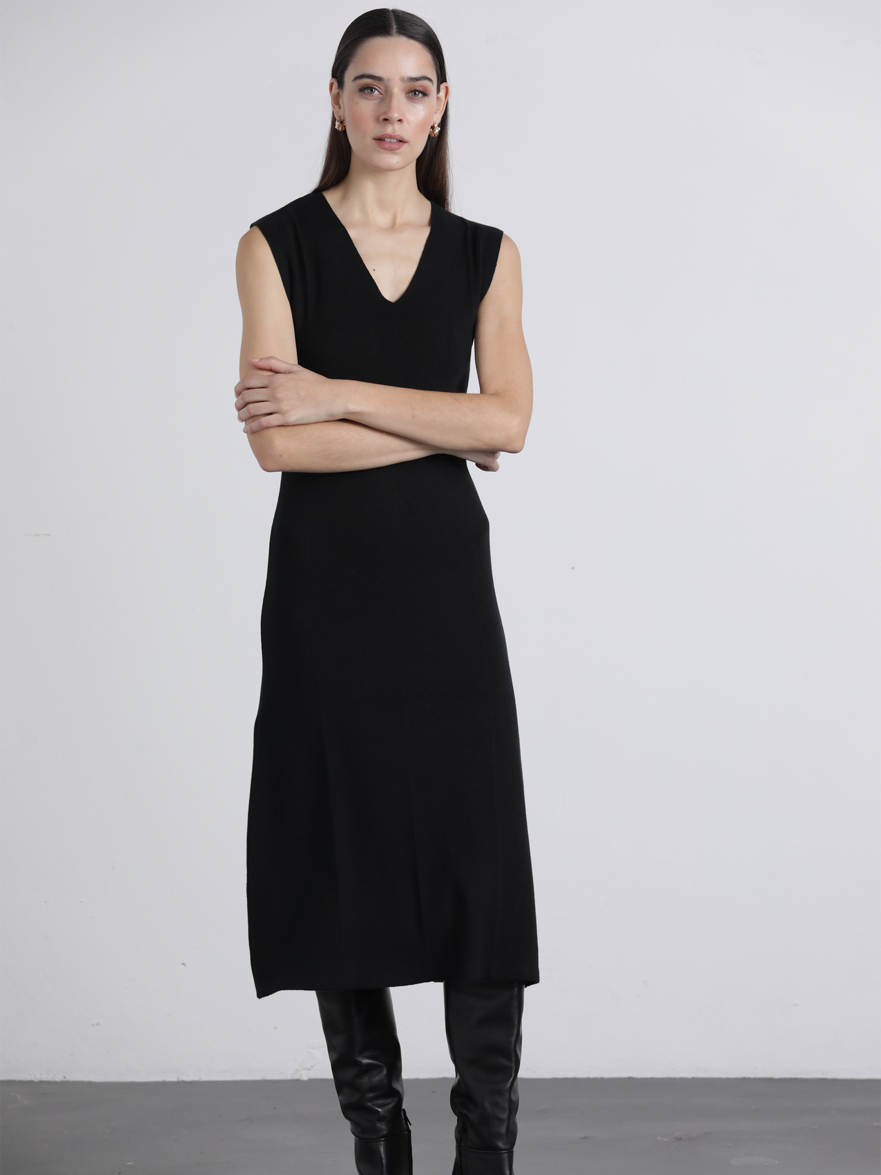 Abito midi nero con scollo a V