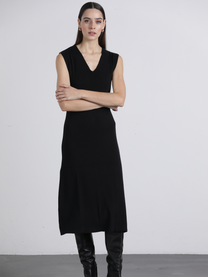 Abito midi nero con scollo a V