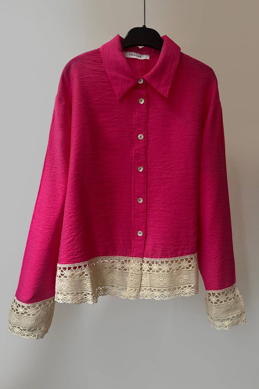 Camicia fucsia con bottoni e rifiniture in pizzo
