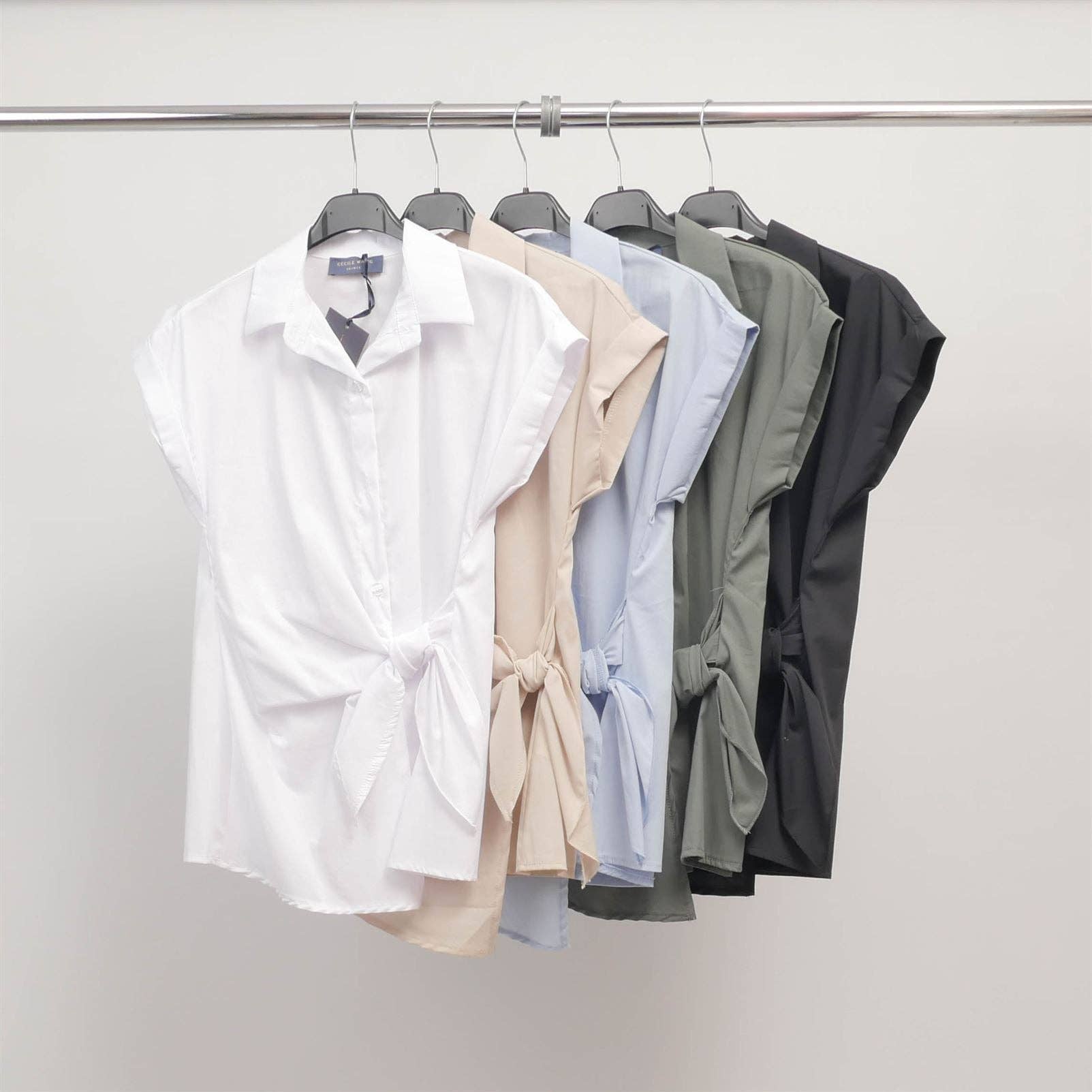 Camicia smanicata con collo sartoriale e nodo laterale