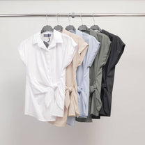 Camicia smanicata con collo sartoriale e nodo laterale