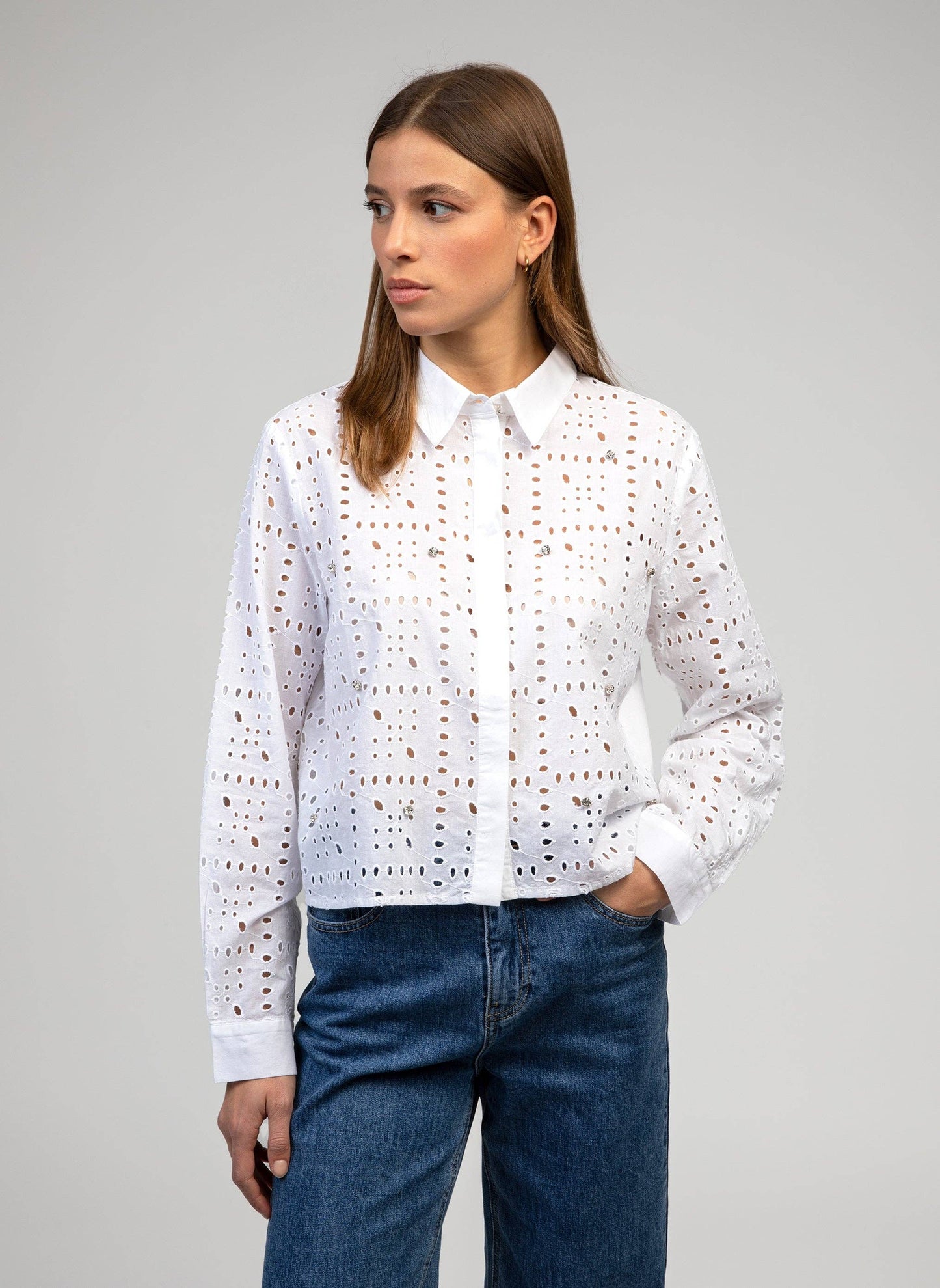 Camicia bianca in voile di cotone traforato