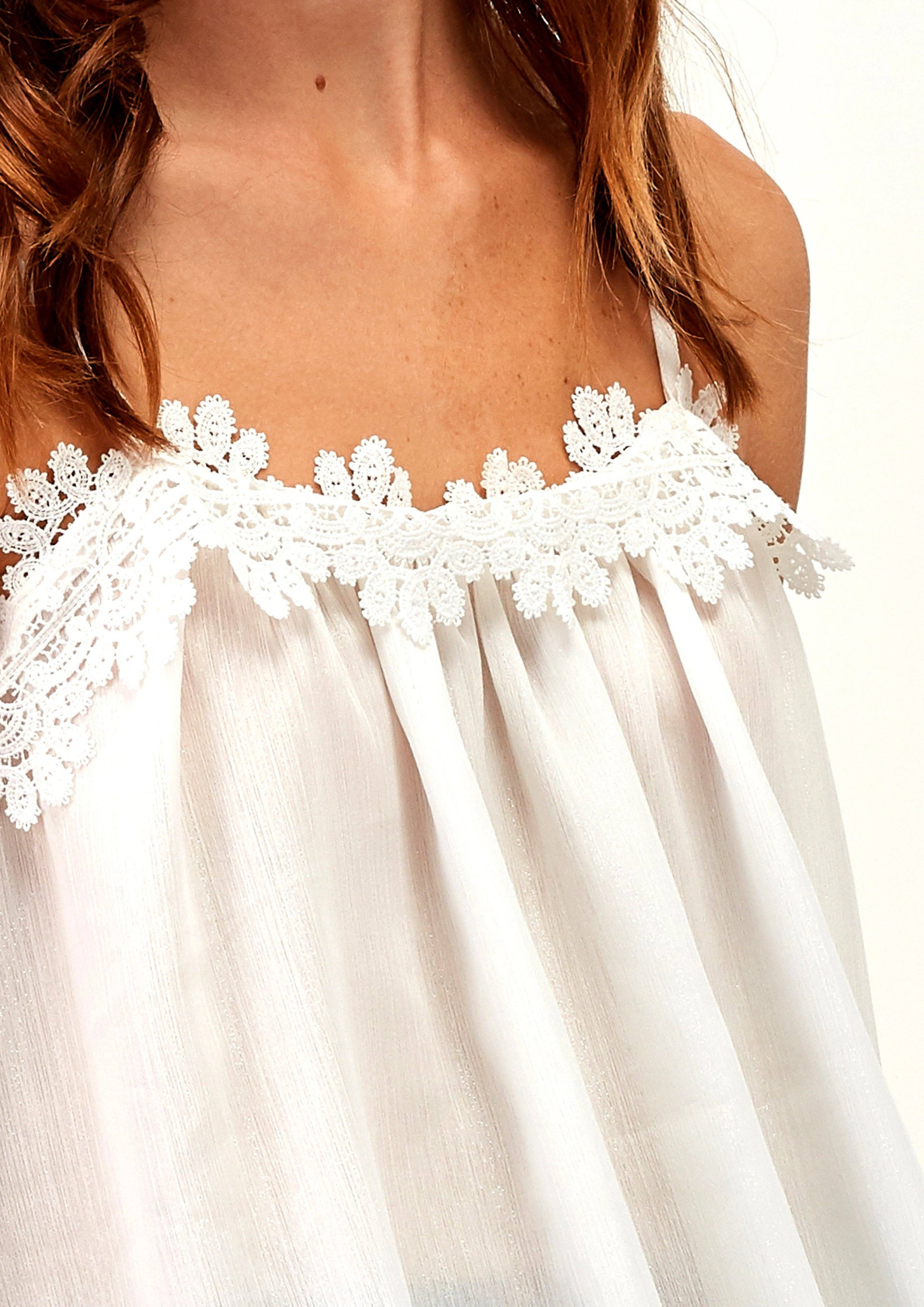Top bianco in pizzo con spalline sottili