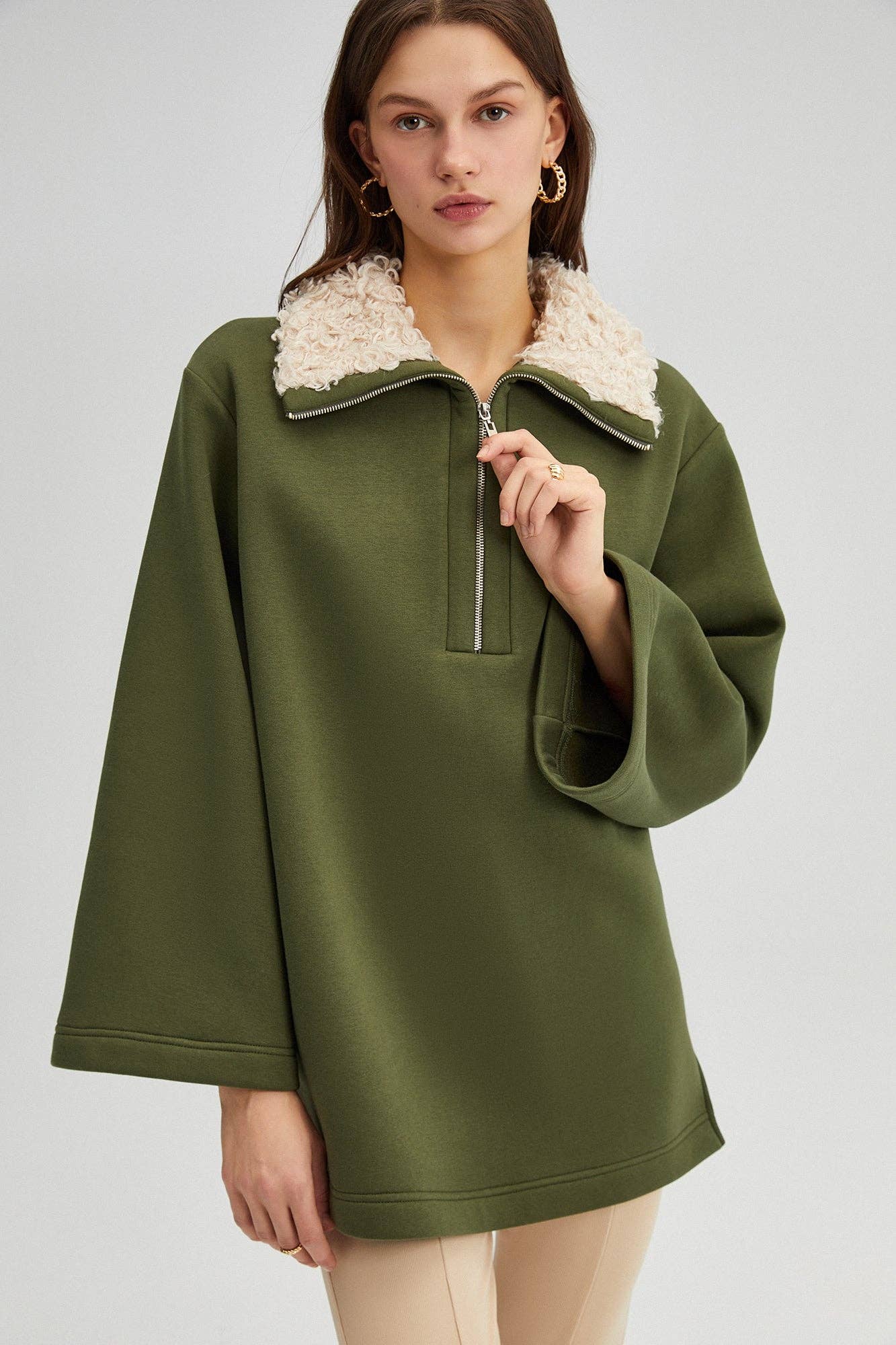 Felpa oversize con collo in pelliccia sintetica e mezza zip