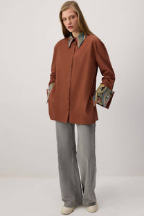 Camicia marrone con dettagli etnici jacquard