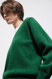 Maglione verde a maglia rasata con scollo a V