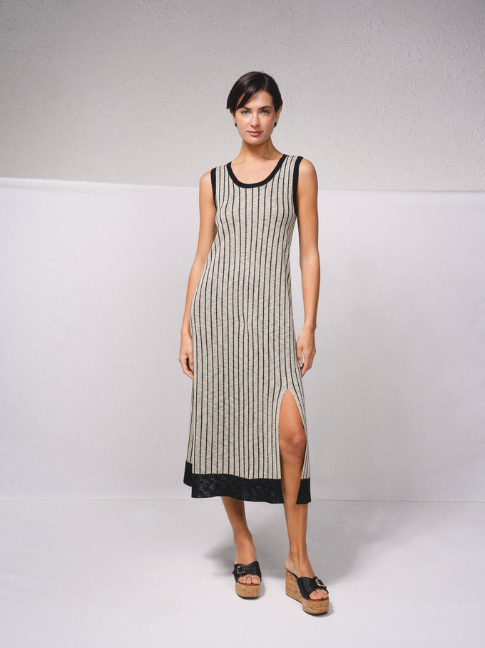 Abito midi in maglia a righe con spacco laterale